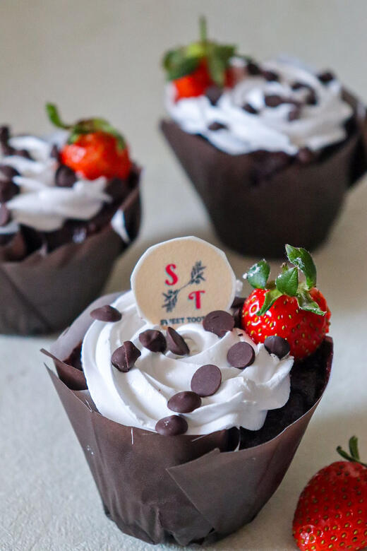 A local tribute to a global classic. Featuring decadent chocolate cake, whispers of fresh cream, and crowned with a juicy Kenyan Strawberry. It’s an elegant, grown-up treat that celebrates familiar flavours in a delightful, personal size.