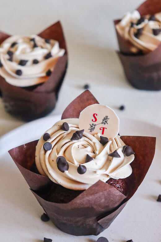 Indulge in the rich and velvety goodness of our chocolate cupcake, perfectly paired with a luscious mocha frosting. This treat combines the bitter notes of chocolate & coffee, creating a harmonious blend of flavors that will satisfy any dessert lover's cra