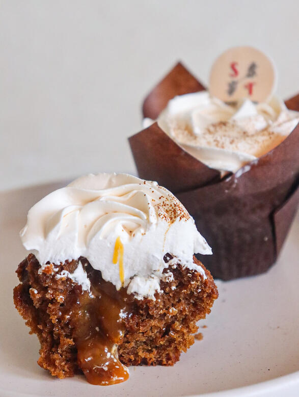 For coffee enthusiasts and caramel connoisseurs, our coffee cupcake is an absolute delight, complemented by a luscious caramel filling & frosting. Order now and let's transport your taste buds to a state of pure bliss.