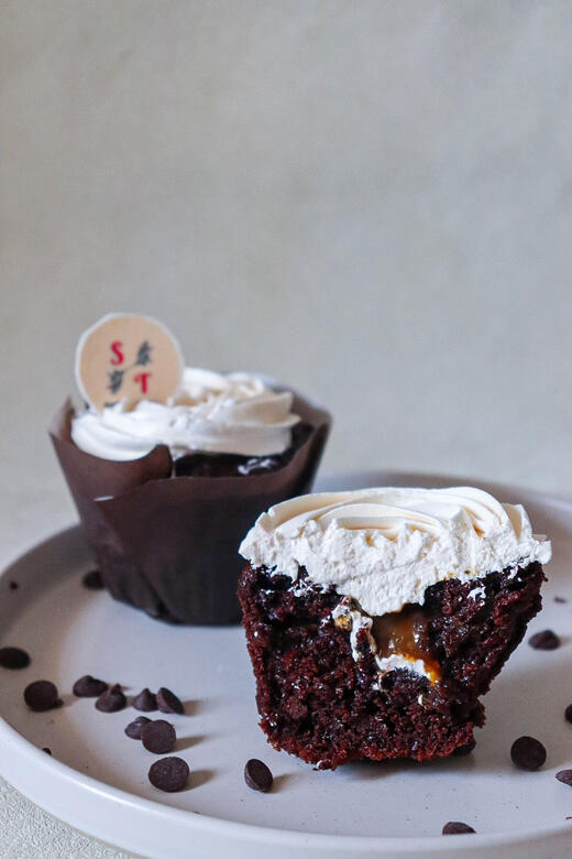 A masterpiece of contrast. Dive into a moist, rich chocolate cupcake, swirled with home-made salted caramel frosting and filled with a pump of caramel. It’s the perfect balance of sweet, salty, and sophistication that keeps you coming back for just one mor