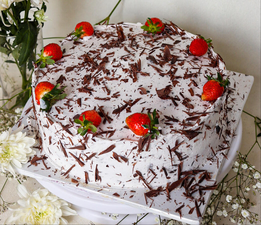A local tribute to a global classic. Featuring decadent chocolate cake, shavings of dark chocolate whispers of fresh cream, and crowned with a juicy Kenyan Strawberries It’s an elegant, grown-up treat that celebrates familiar flavours